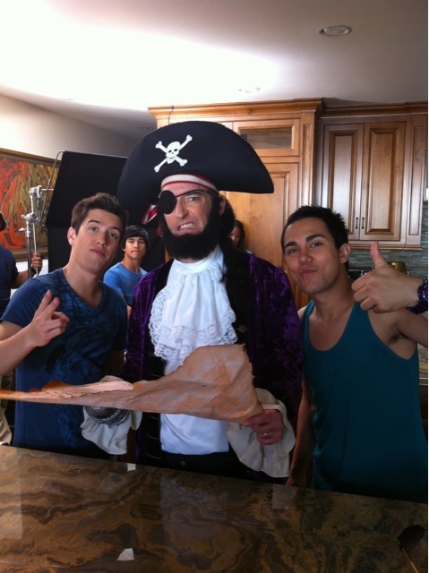 Пират пэтчи. Том Кенни пират пэтчи. Губка Боб пират пэтчи. Пират из губки Боба актер.